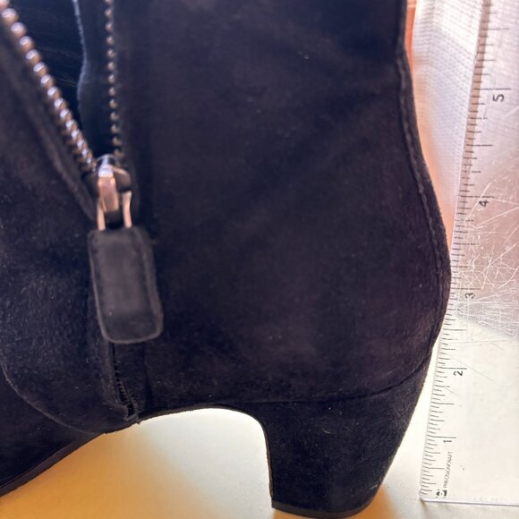 Elegant EF suede all-year ankle booties.Very well cared for suede. Sz 6. - Picture 6 of 7